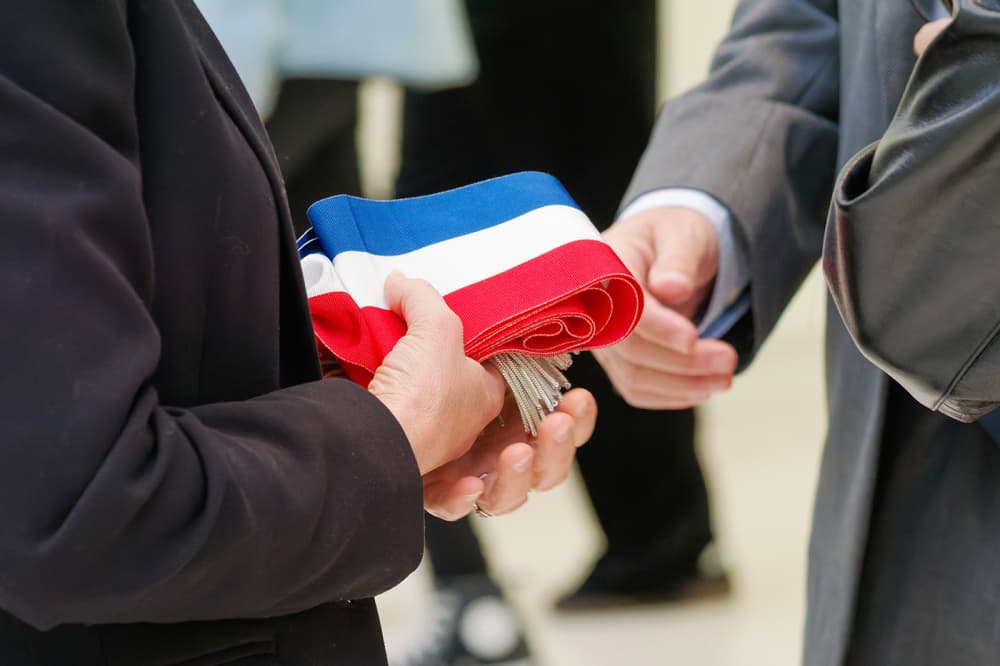 Drapeau français lors d'une cérémonie officielle.