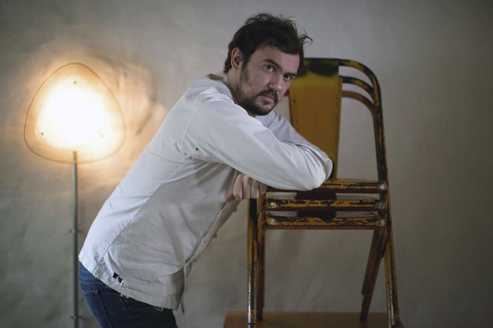 Le chef étoilé Bertrand Grebaut pose dans l'un de ses restaurants.