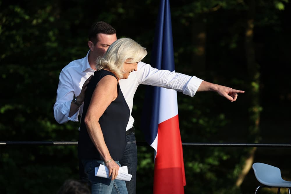 Le président du parti d'extrême droite français Rassemblement National (RN), Jordan Bardella (à gauche), salue la présidente du groupe parlementaire du Rassemblement National, Marine Le Pen, lors d'un événement du parti RN « la fête champêtre » à...