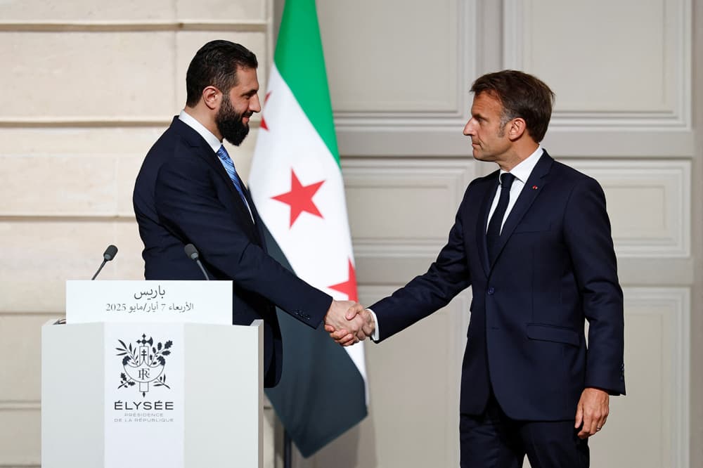 Le président français Emmanuel Macron serre la main du président syrien par intérim Ahmed al-Charaa après une conférence de presse conjointe à l'issue de leur rencontre au palais de l'Élysée, à Paris, le 7 mai 2025.