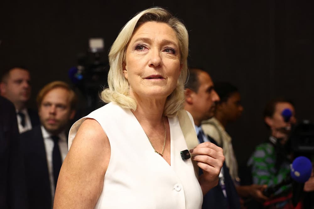 Marine Le Pen, députée et présidente du groupe parlementaire du Rassemblement national (RN), accompagnée de membres de son parti, lors d’une visite au salon VivaTech, dédié aux startups et à l’innovation, à Paris, le 19 juin 2026.