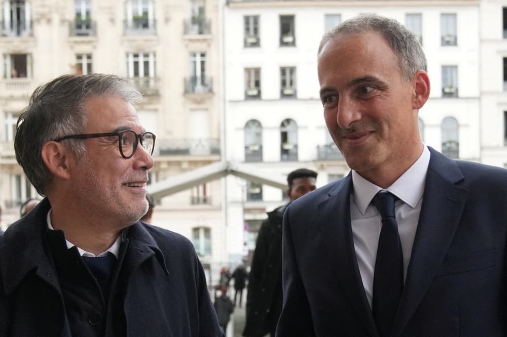 Olivier Faure, Secrétaire général du Parti Socialiste et Raphaël Glucksmann du parti Place publique lors de la cérémonie d'entrée au Panthéon de l'ancien Ministre de la Justice Robert Badinter en octobre 2025.