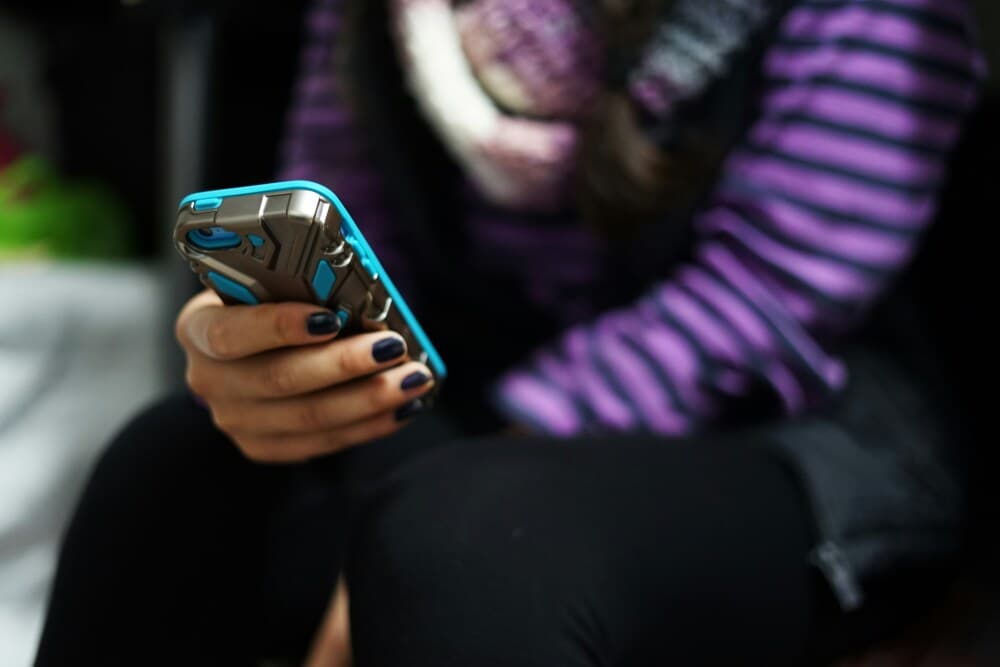 Le gouvernement vise toujours une interdiction des réseaux sociaux aux moins de 15 ans à la rentrée malgré l'avis partiellement négatif de Bruxelles