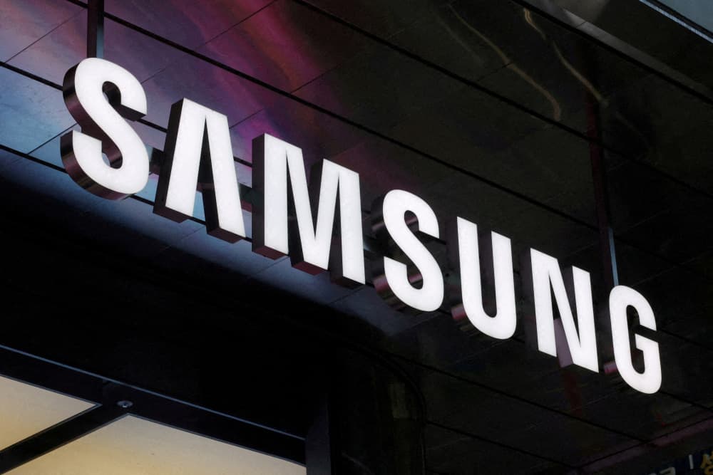 Le logo de Samsung Electronics est visible sur la boutique de l'entreprise à Séoul, en Corée du Sud, le 15 avril 2025.