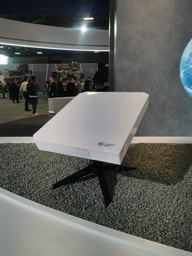 Un terminal de Greenerwave exposé sur le stand du ministère des Armées au salon Eurosatory.
