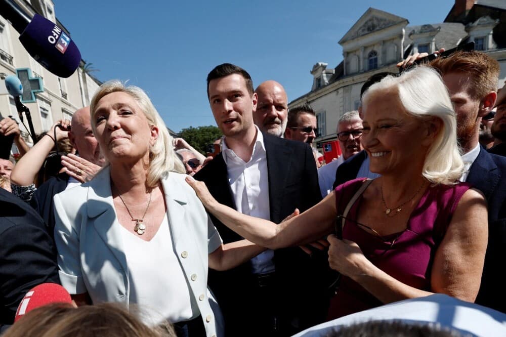 Marine Le Pen, Jordan Bardella et Marie-Caroline Le Pen en visite sur un marché à La Flèche (Sarthe).
