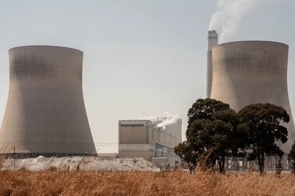 Au Burkina Faso, la construction de nouvelles centrales vise à réduire la dépendance énergétique et à élargir l’accès à l’électricité.