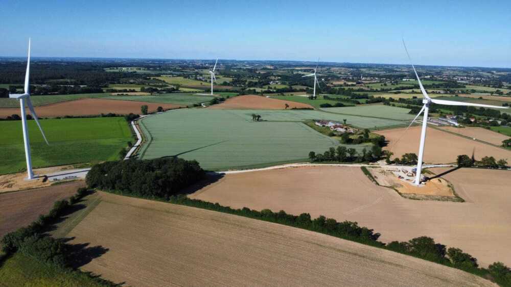 La région Pays de la Loire entend capitaliser sur son avance en matière d’énergie citoyenne. Fin 2025, 41 % de la production nationale d’énergie renouvelable citoyenne provenait de ce territoire. Illustration dans le Maine-et-Loire avec le parc éolien...