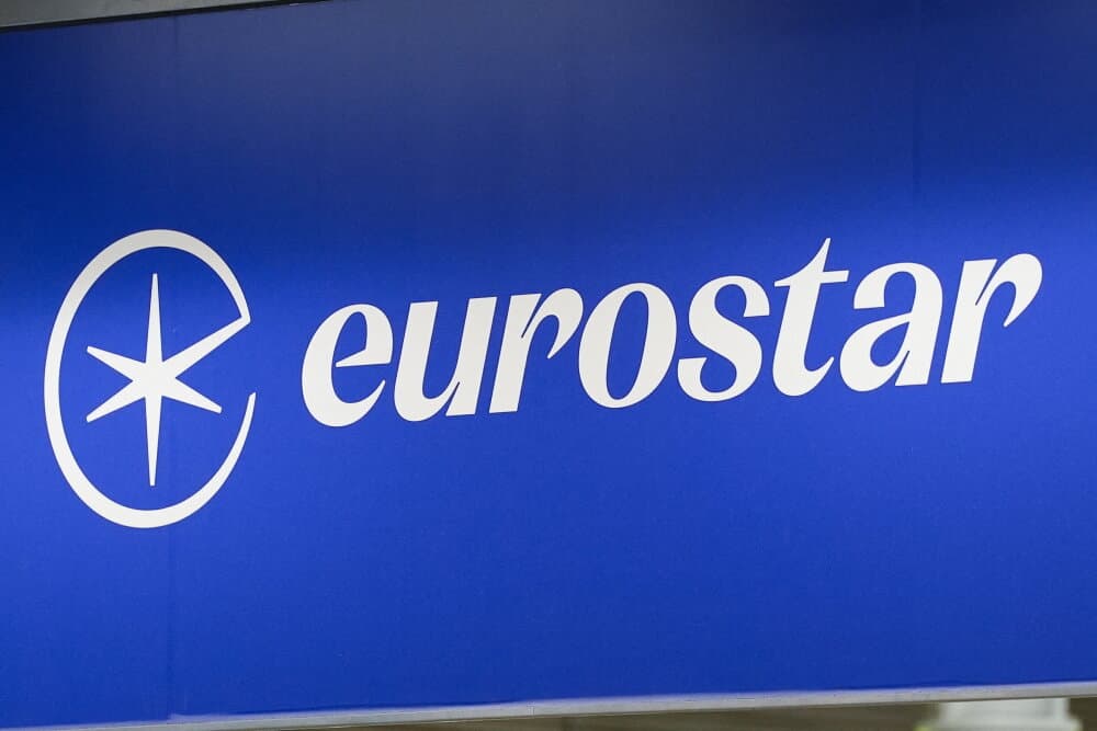 Le logo Eurostar à la gare de St. Pancras International, à Londres (Royaume-Uni), le 30 décembre 2025, après l’annonce par un porte-parole de la compagnie de la suspension de ses services ferroviaires transmanche à destination et en provenance de...