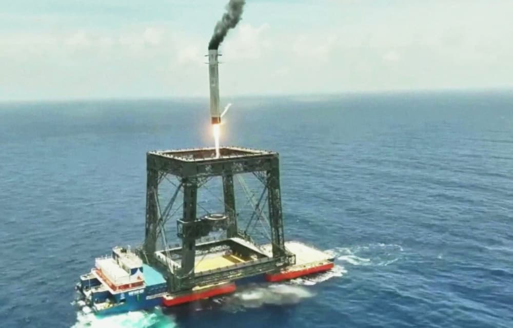 Récupération en mer avec une barge équipée d'un filet géant