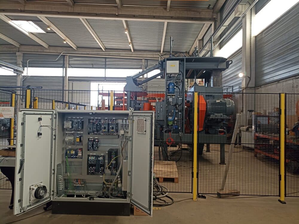 SGM Industry fabrique en Gironde d'imposantes machines industrielles de découpe et transformation du bois.