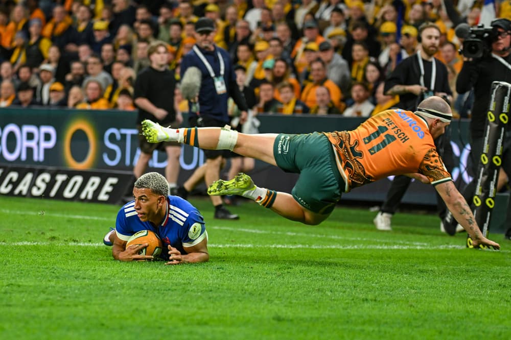 Le Français Aaron Grandidier-Nkanang inscrit un essai face à l’Australie lors du match du Nations Championship à Brisbane, le 11 juillet 2026.