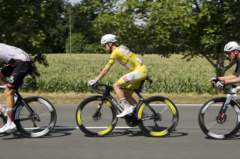 Le Slovène Tadej Pogacar, porteur du maillot jaune, lors de la 8ᵉ étape du Tour de France entre Périgueux et Bergerac, le 11 juillet 2026.