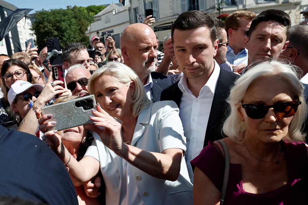 Malgré sa seconde condamnation Marine Le Pen maintient sa candidature à la Présidentielle et relègue Jordan Bardella au second plan.
