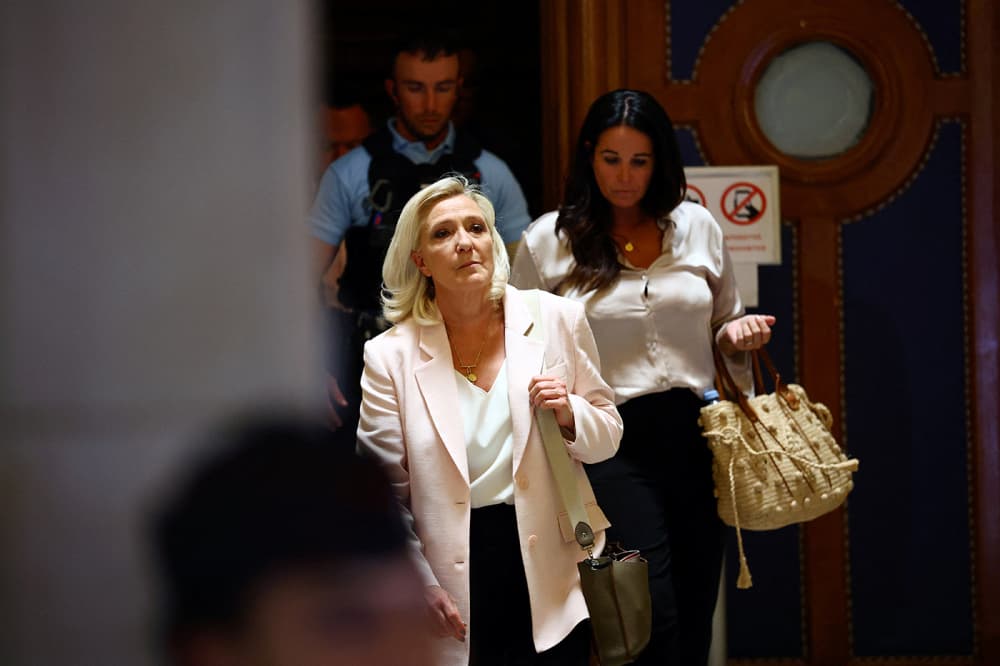 Marine Le Pen quitte le tribunal de Paris après le verdict de son procès en appel pour détournement de fonds européens, le 7 juillet 2026.