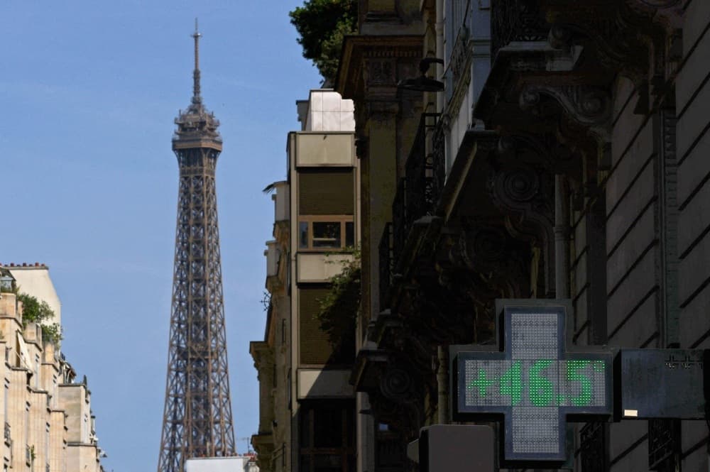 La tour Eiffel a avancé sa fermeture à 16 heures samedi et dimanche, une mesure également adoptée par les musées du Louvre et d'Orsay.