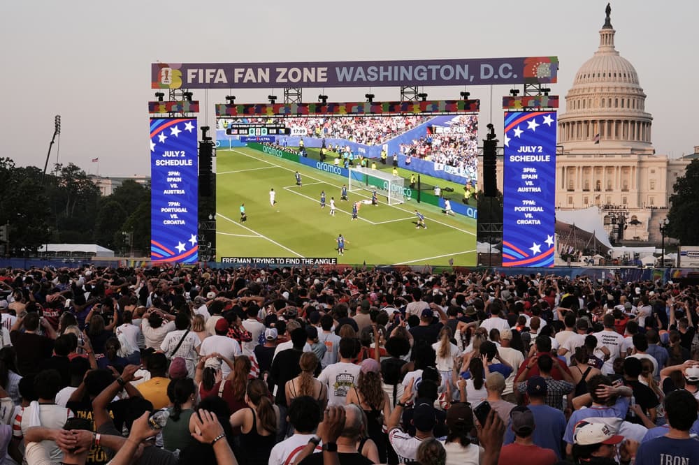 Dans la Fan Zone de Washington, D.C., installée aux pieds du Capitole, des supporters suivent sur écran géant le huitième de finale de la Coupe du monde 2026 opposant les États-Unis à la Belgique.