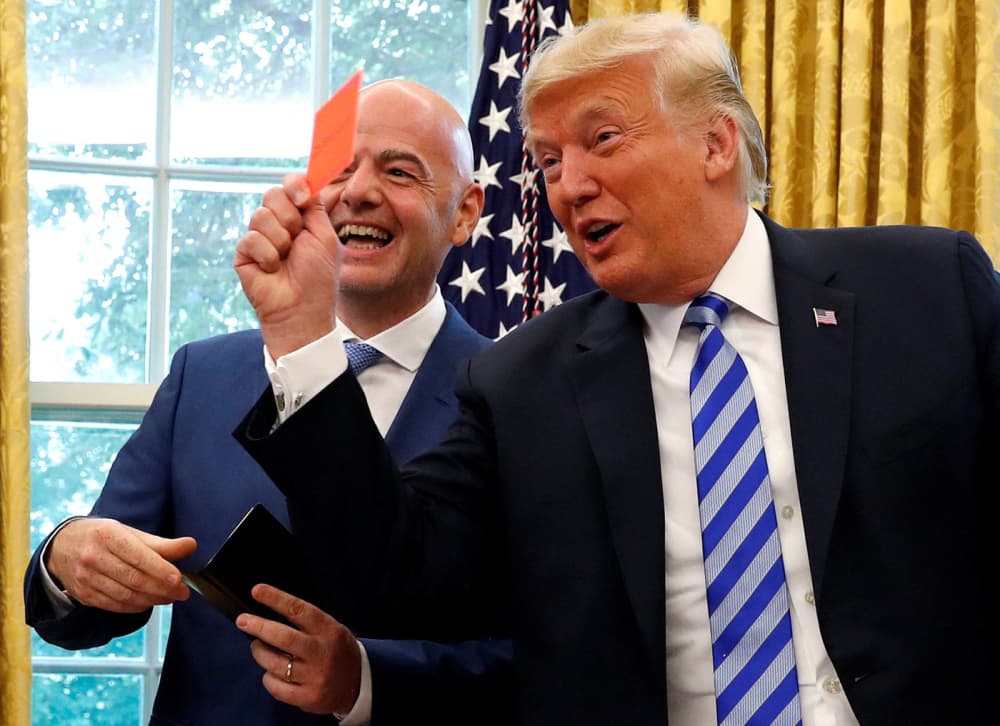 Donald Trump brandit un carton rouge aux côtés du président de la FIFA, Gianni Infantino, dans le Bureau ovale de la Maison Blanche, en 2018.