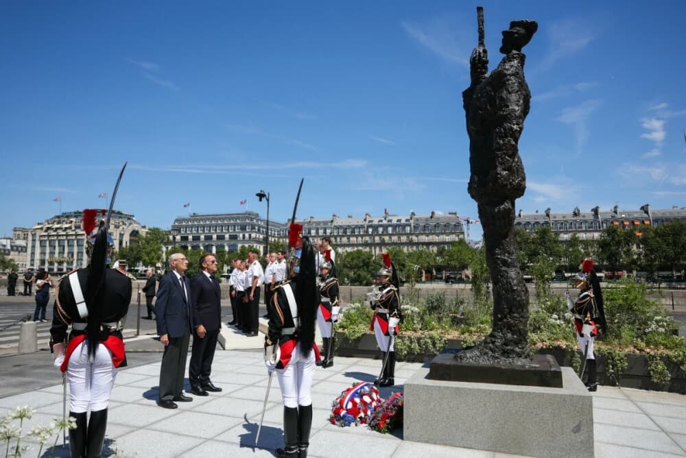 Le président français Emmanuel Macron et Charles Dreyfus, petit-fils d’Alfred Dreyfus, rendent hommage devant la statue en bronze de 3,5 mètres représentant le capitaine Alfred Dreyfus, le 12 juillet 2026.