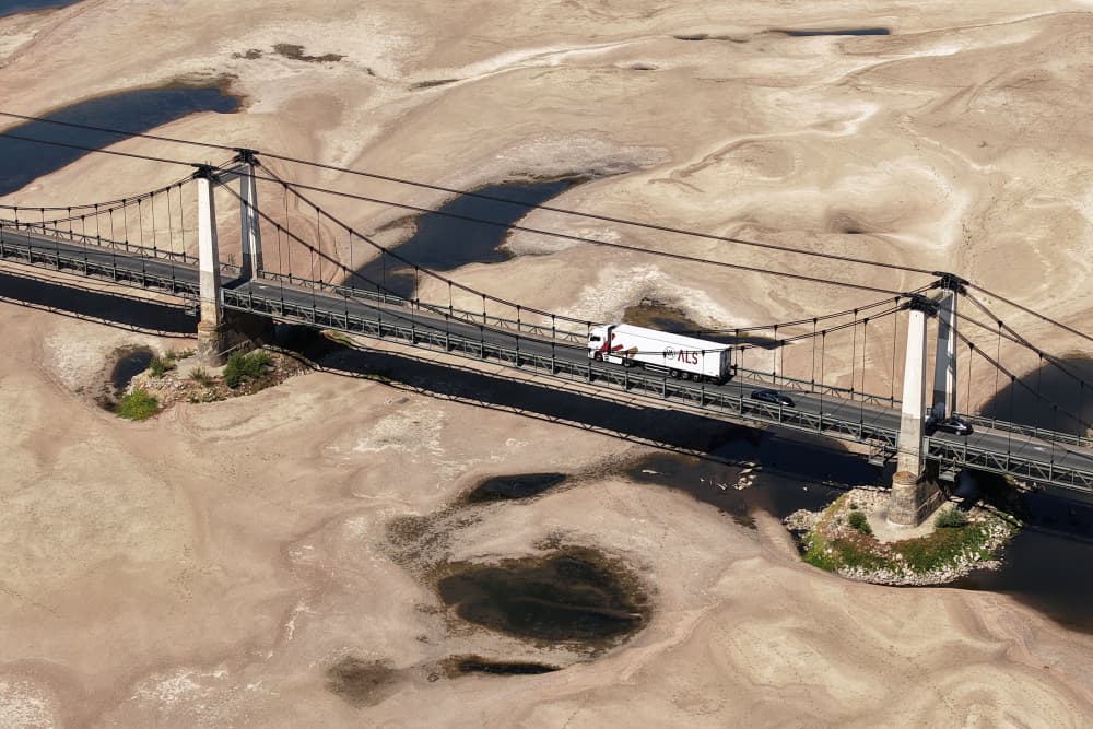 Un pont qui enjambe le lit asséché de la Loire à Montjean-sur-Loire, dans le Maine-et-Loire.