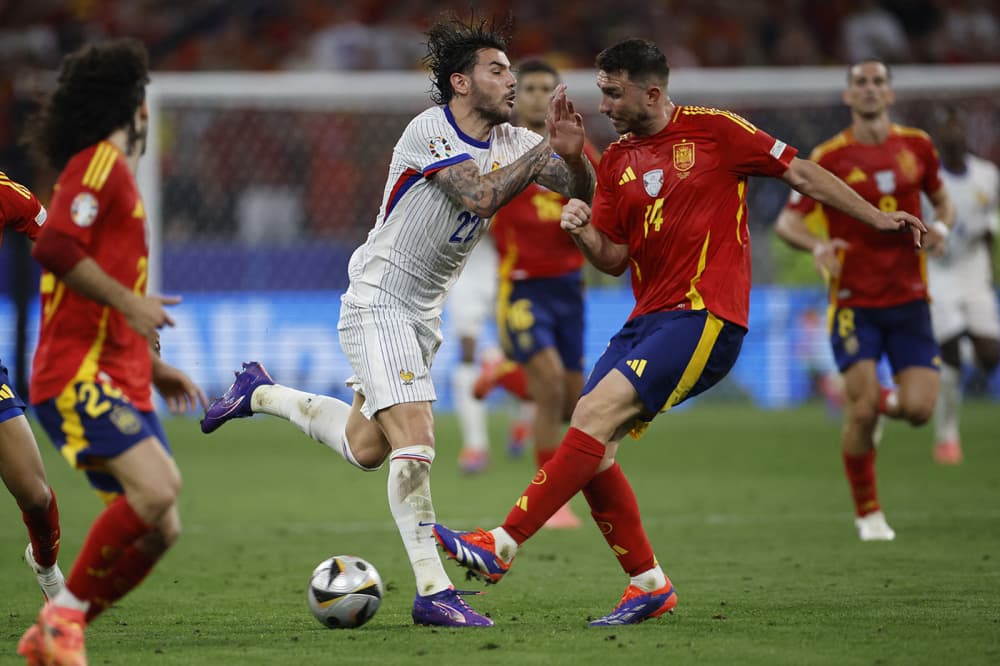 Aymeric Laporte (à droite) contre Théo Hernandez (à gauche) lors de l’Euro 2024, à Munich.
