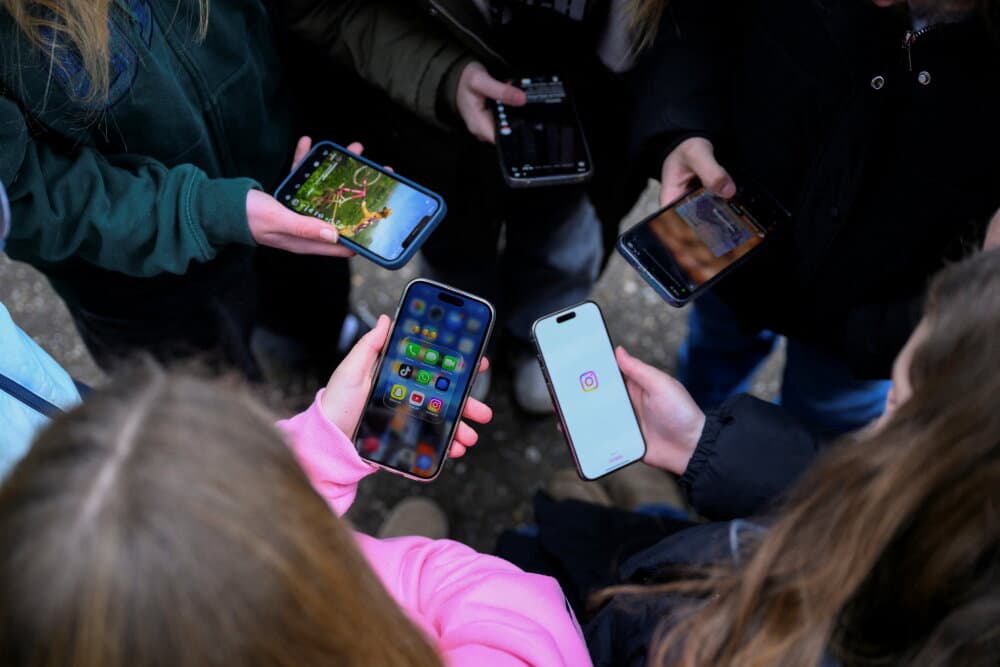 Les experts désignés par Bruxelles recommandent notamment d'interdire l'accès aux réseaux sociaux et autres services en ligne aux moins de 13 ans.