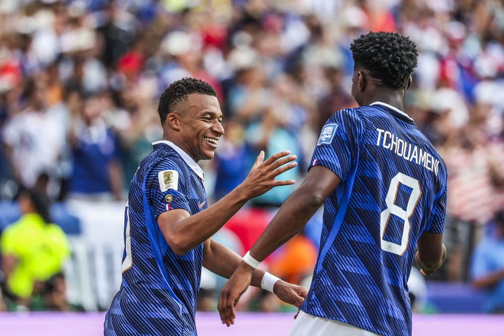 Coéquipiers au Real Madrid, très critiqués par leurs supporters cette saison, Kylian Mbappé et Aurélien Tchouameni font pourtant briller les Bleus depuis le début du Mondial.