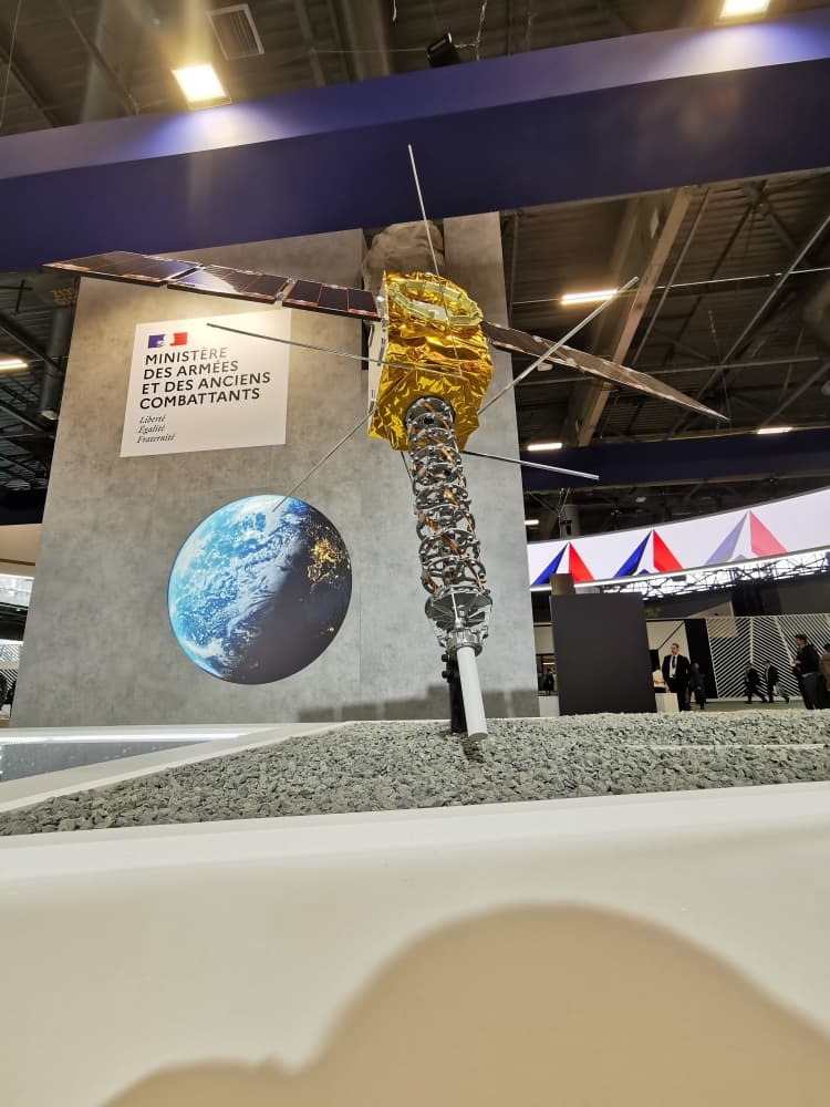 Maquette de satellite Kinéis exposée sur le stand du ministère des Armées au salon Eurosatory