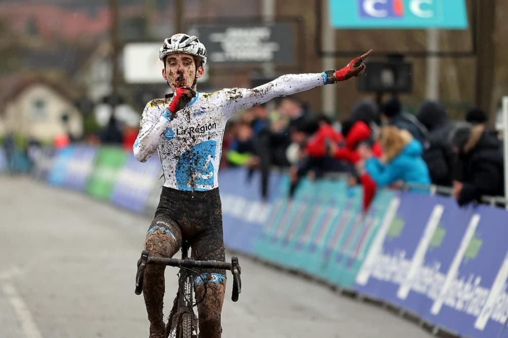 Paul Seixas pendant la course cadet du championnat de France de cyclo-cross au Val de Souchez.