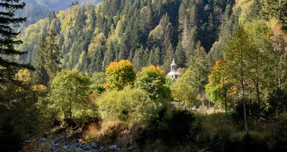Désormais, les randonneurs souhaitant bivouaquer doivent réaliser une réservation au sein de la réserve des Contamines-Montjoie. Entre le 15 juin et le 15 octobre, cette pratique est même interdite en dessous de 2500 mètres d'altitude, rejoignant ainsi...