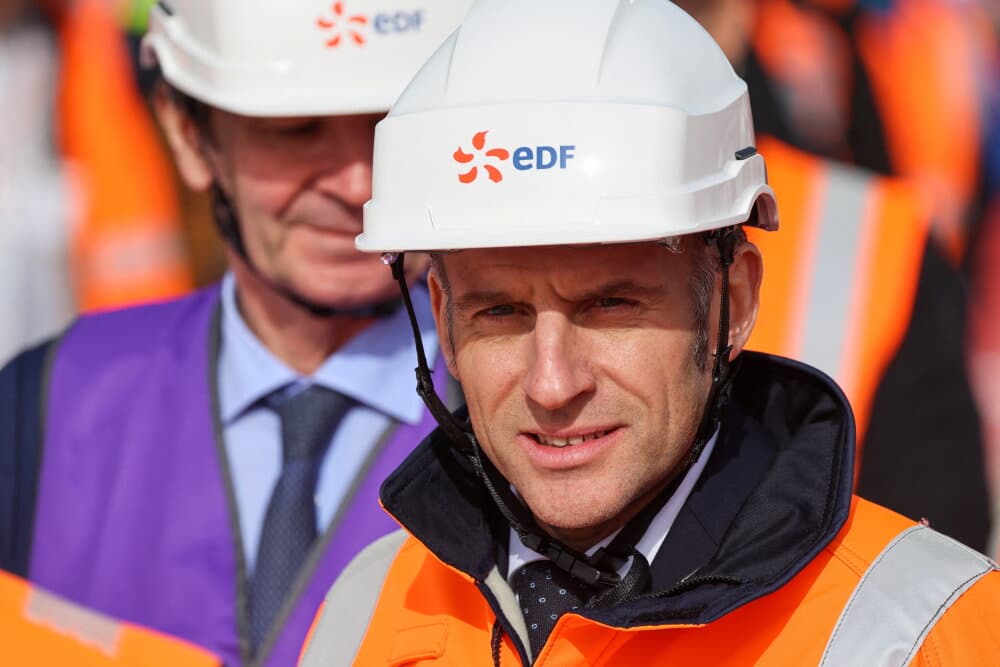 Le PDG d’EDF, Bernard Fontana, et le président français Emmanuel Macron visitent le chantier de construction des réacteurs de nouvelle génération EPR2 de Penly, le 12 mars 2026.