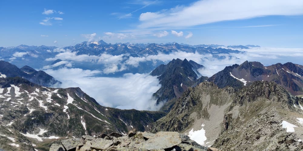 Le massif du Vignemale, plus haut sommet des Pyrénées françaises, en juillet 2026.