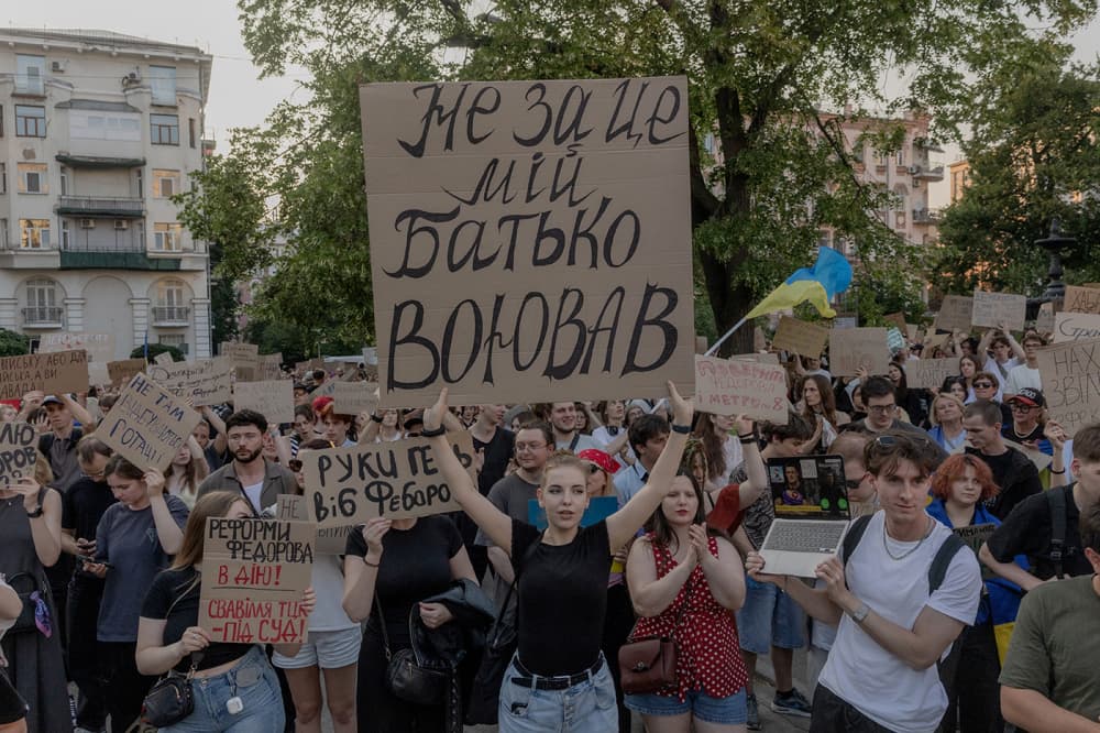 À Kiev, les manifestants font entendre leur mécontentement face aux décisions récentes de Volodymyr Zelensky, ayant notamment entraîné le limogeage de Mykhaïlo Fedorov