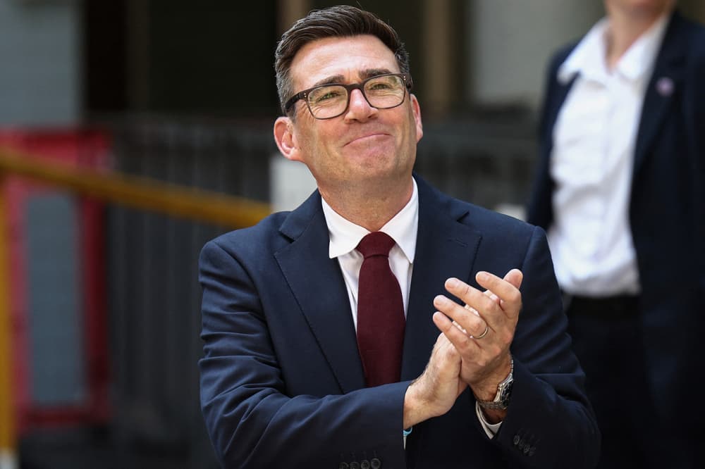 Andy Burnham va succéder à Keir Starmer.