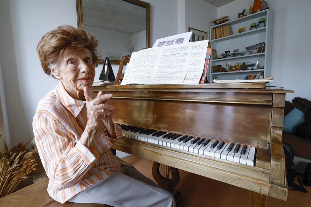La pianiste Colette Maze, 109 ans, en juin 2023. Elle décédera quelques mois plus tard et fut considérée comme un symbole de longévité.