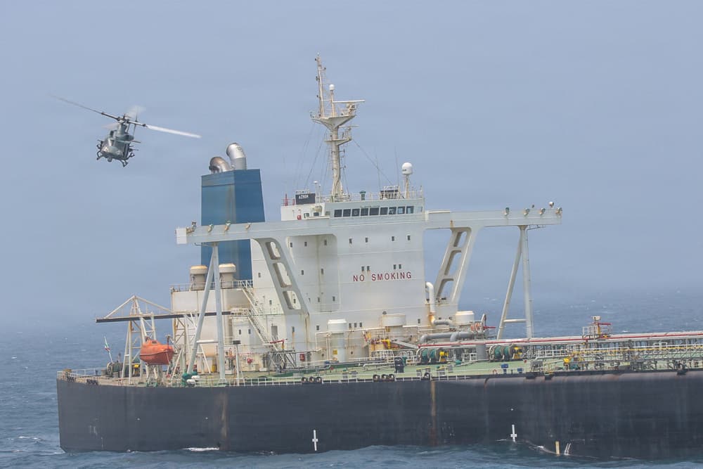 Des Marines de la 11e unité expéditionnaire procédent à une inspection à bord du pétrolier Wen Yao dans le golfe d'Oman.
