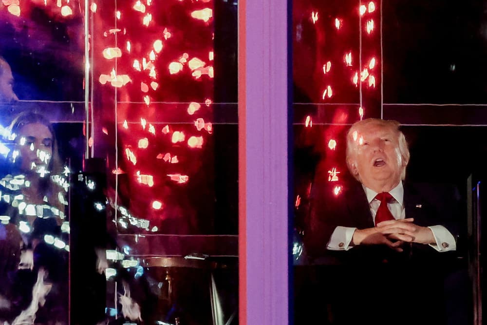 Donald Trump regarde le feu d'artifice de l'événement « Freedom 250's Salute to America » à l'occasion du 250e anniversaire de l'indépendance des États-Unis.