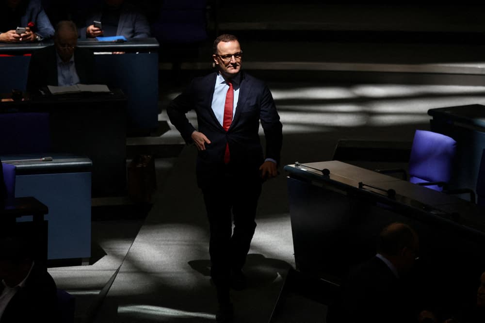 Jens Spahn a annoncé sa démission du groupe parlementaire CDU-CSU, après la révélation de son recours à la GPA.