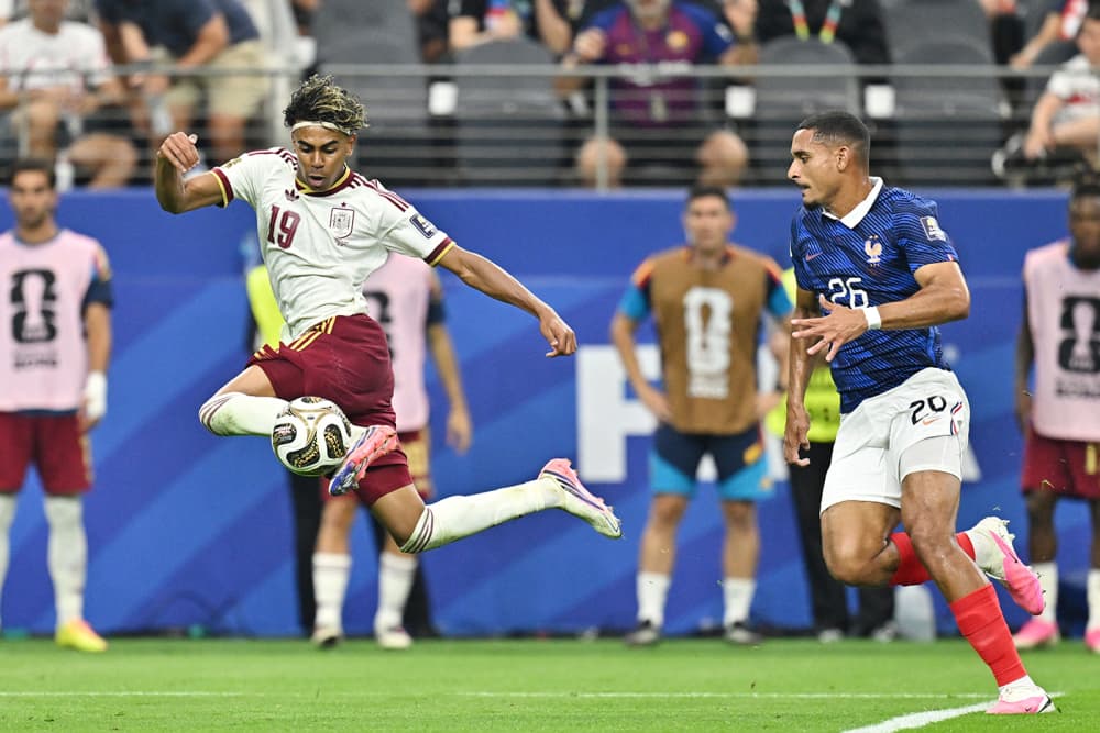 Lamine Yamal et Maxence Lacroix pendant la demi-finale de la Coupe du monde opposant la France à l'Espagne.