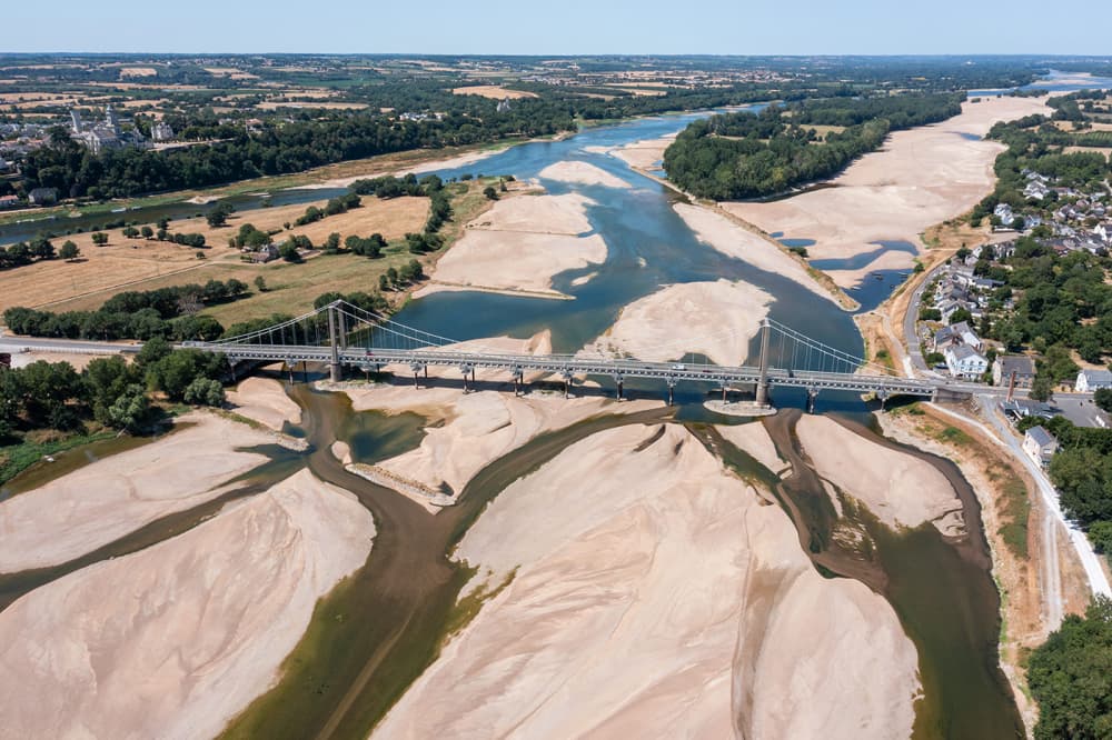 Le niveau d'eau de la Loire est faible à cause de la canicule et du manque de précipitations depuis plusieurs semaines.