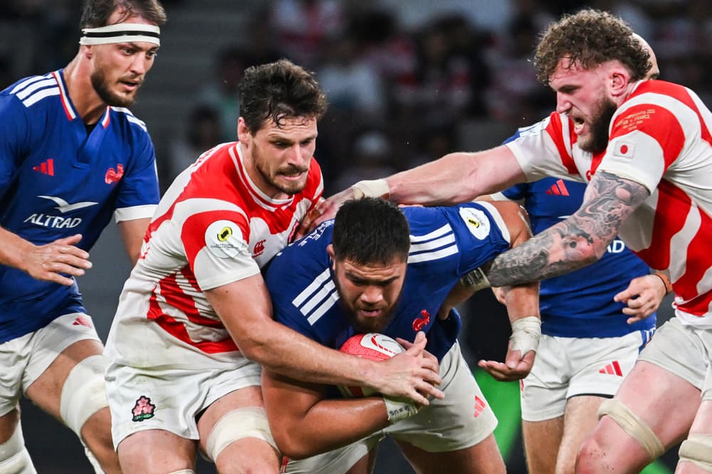 Le Français Emmanuel Meafou est plaqué par la défense japonaise lors du match contre le Japon à Tokyo, le 18 juillet.