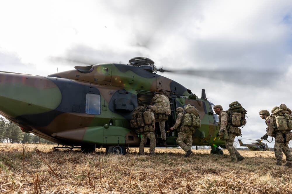 Français et Britanniques s’entraînent régulièrement ensemble, comme ici des parachutistes de la British Army embarquant dans un NH90 de l’armée de Terre, lors de l’exercice Orion.