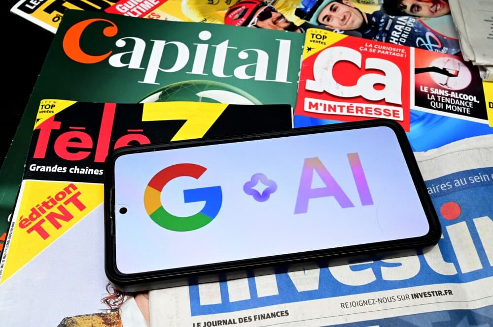 Avec l'" Aperçu IA ", Google devient fournisseur de contenu en France, menaçant le modèle économique des médias. La presse, confrontée à une baisse de trafic de 20 à 40 %, doit réinventer sa valeur ajoutée et ses stratégies pour survivre à cette mutation.