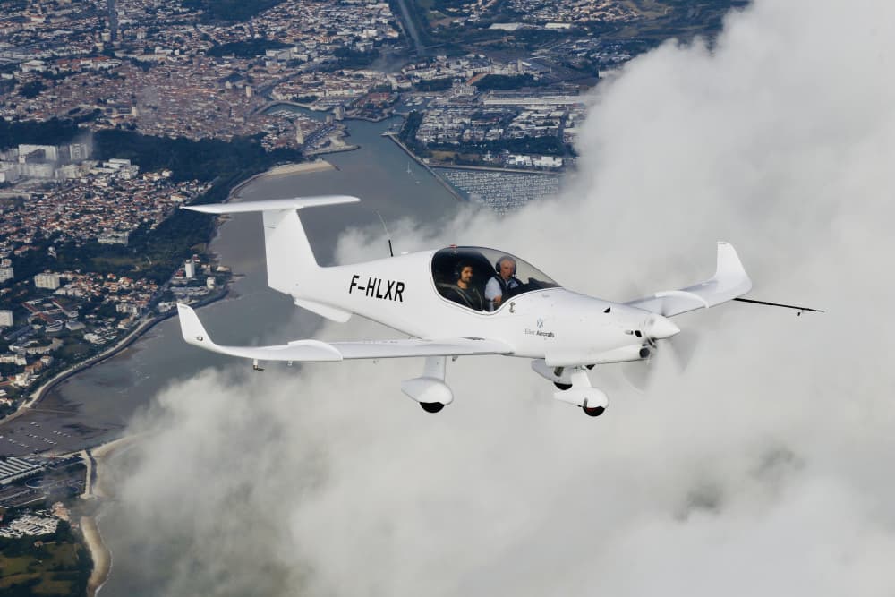 L'Elixir Turbine, lors de son premier vol en juin 2025, au-dessus de La Rochelle.