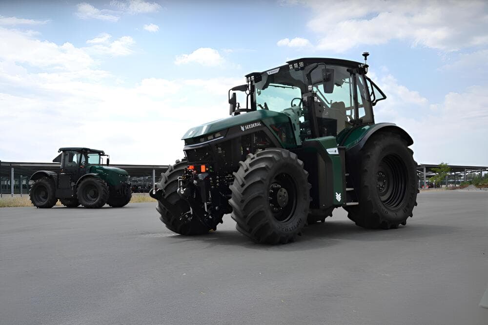 La jeune pousse bretonne Seederal entend proposer des tracteurs électriques diminuant l'empreinte carbone de 15 à 20 tonnes par unité et par an, soit l’équivalent des émissions annuelles de 17 voitures.