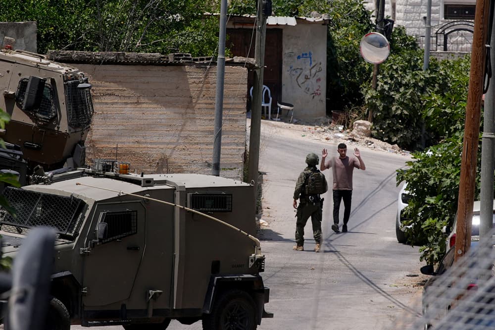 Des forces israéliennes arrêtent des dizaines de jeunes Palestiniens lors d’une opération militaire à Tell, près de Naplouse, en Cisjordanie, le 25 juillet 2026.