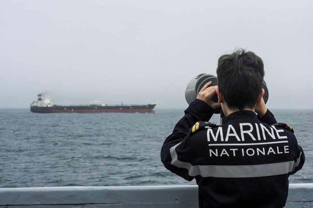 Des membres de la Marine nationale observent le Tagor, un pétrolier russe visé par des sanctions, à environ 400 milles nautiques à l'ouest des côtes bretonnes, sur cette photo diffusée le 1er juin 2026 par la Marine nationale.