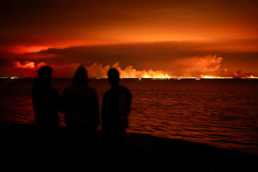Des touristes observent un incendie de forêt près du bassin d’Arcachon depuis Gujan-Mestras (Gironde), le 24 juillet 2026.