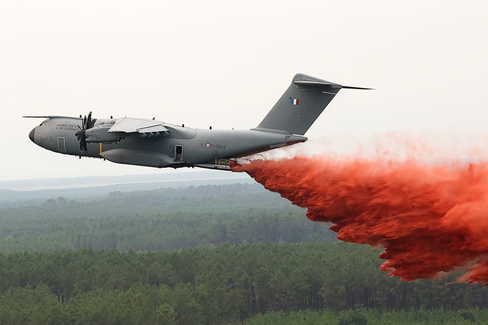Largage de retardant par le premier A400M utilisé comme bombardier d'eau à Lacanau le 25 juillet 2026.