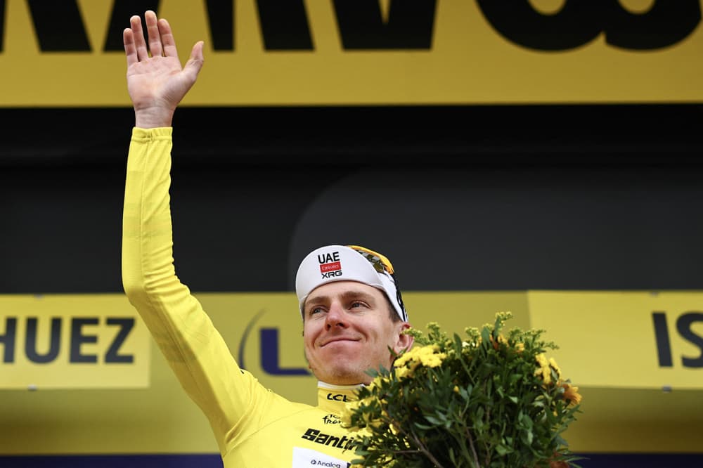 Le Slovène Tadej Pogačar célèbre sa victoire au classement général du Tour de France 2026 avec le maillot jaune sur le podium après la 20ᵉ étape à l’Alpe d’Huez, le 25 juillet 2026.